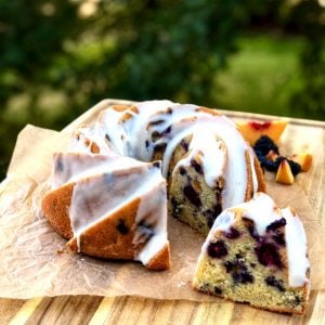 Sliced Bundt cake with blackberries and peaches