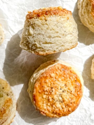 Side and top views of cacio e pepe biscuits.
