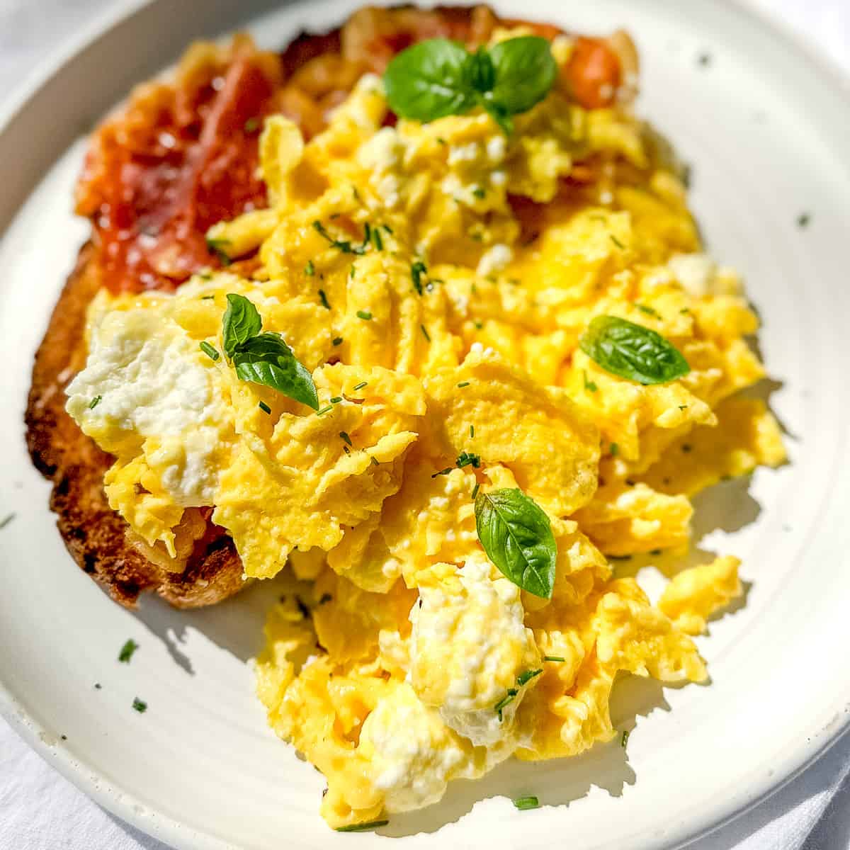 https://butfirstwebrunch.com/wp-content/uploads/2023/08/creamy-ricotta-scrambled-eggs-5.jpg