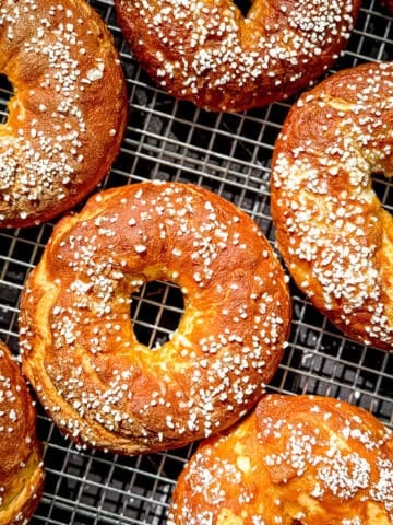 Pretzel bagels on a wire rack.