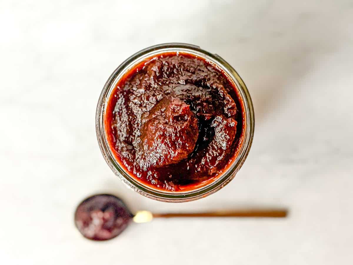 Top view of apple butter in a mason jar.