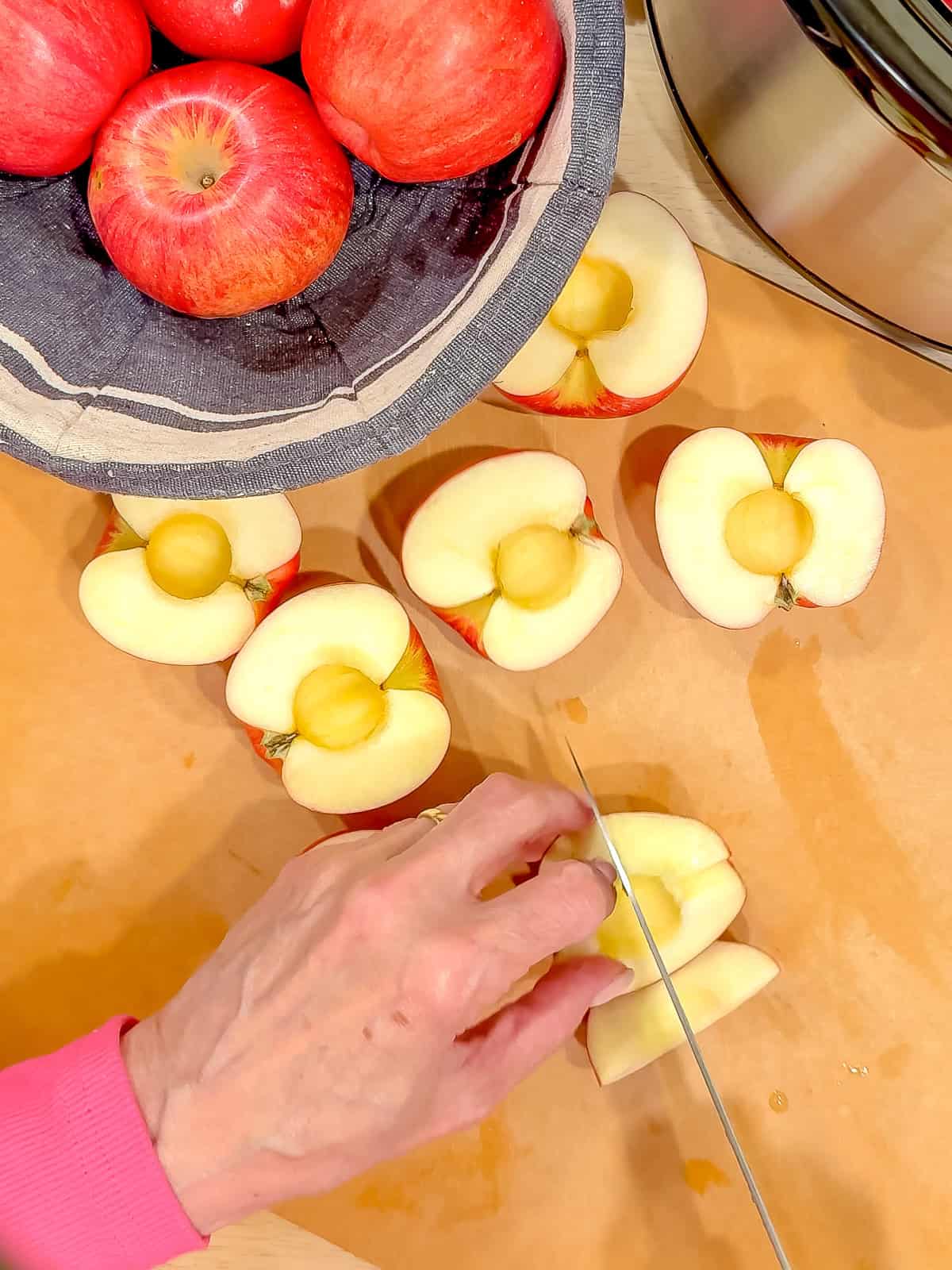 Cutting apples into a large dice.