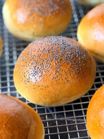 Brioche bonds on a wire rack.