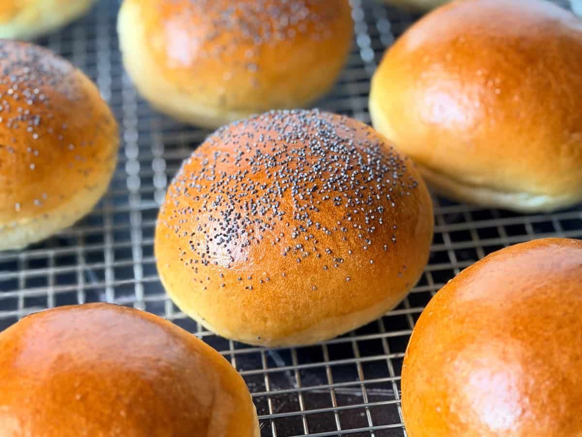 Brioche bonds on a wire rack.