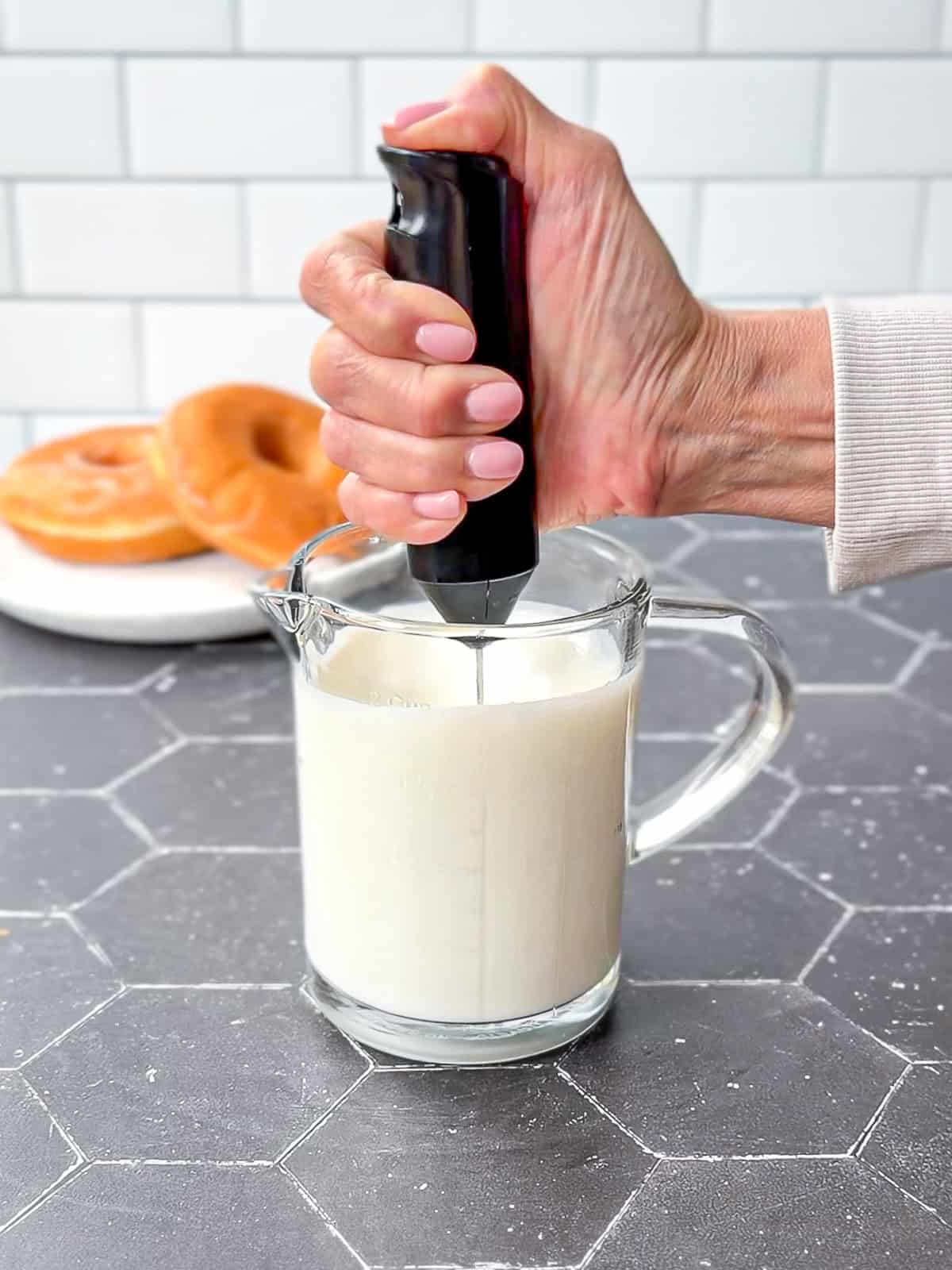 Using a milk froth or to foam steamed milk.
