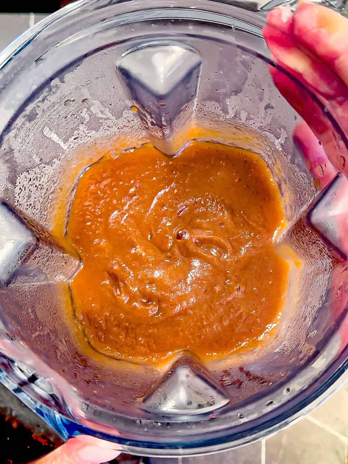 Puréeing apple butter in a blender.